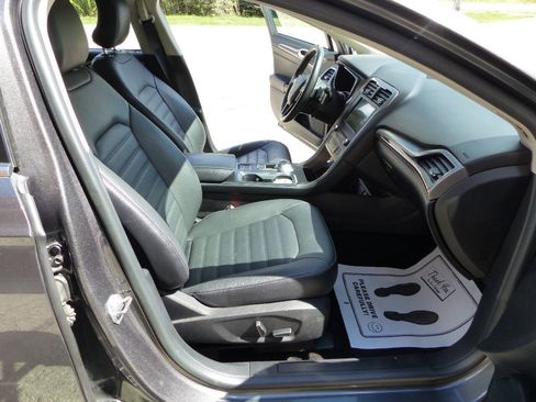 Used 2018 Ford Fusion SE w/ Fusion SE Technology Package FWD image 43