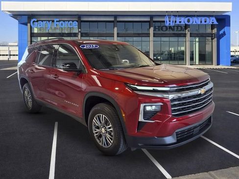 Used 2025 Chevrolet Traverse LT FWD image 1