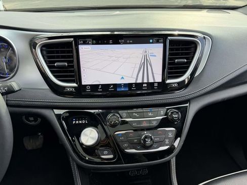 Used 2025 Chrysler Pacifica Limited FWD image 18