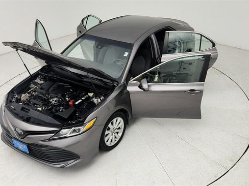 Used 2018 Toyota Camry LE image 41