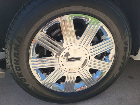 Used 2003 Lincoln Town Car Cartier RWD image 19