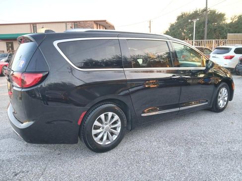 Used 2019 Chrysler Pacifica Touring-L image 5