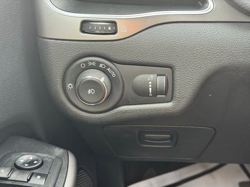 Used 2019 Jeep Cherokee Latitude w/ Popular Appearance Group image 32