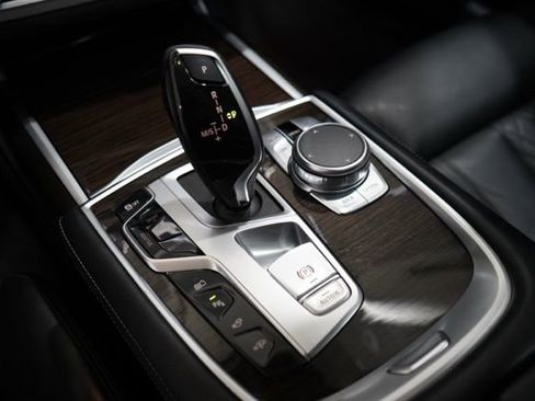 Used 2020 BMW 745e xDrive image 31