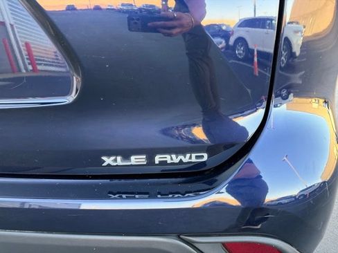 Used 2022 Toyota Highlander XLE AWD/4WD image 10