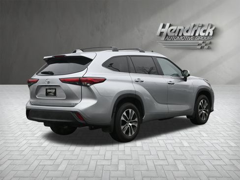 Used 2023 Toyota Highlander XLE image 9