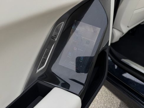 Used 2025 BMW 750e xDrive image 26