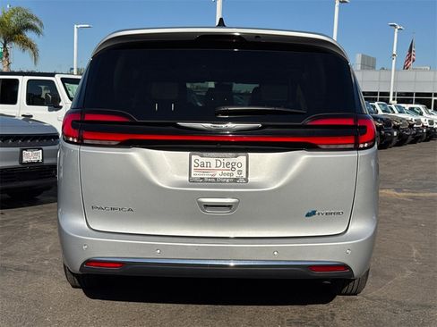 Used 2024 Chrysler Pacifica Select image 13