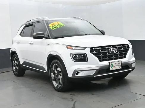 Used 2024 Hyundai Venue Limited FWD image 2