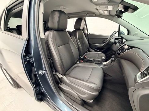 Certified 2022 Chevrolet Trax LT w/ LT Convenience Package image 29