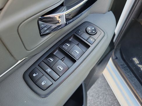 Used 2019 RAM 1500 Classic SLT image 19