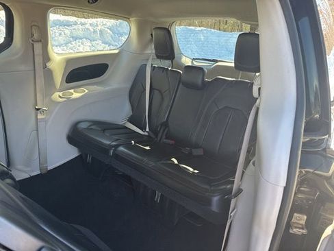 Used 2024 Chrysler Pacifica Select image 19