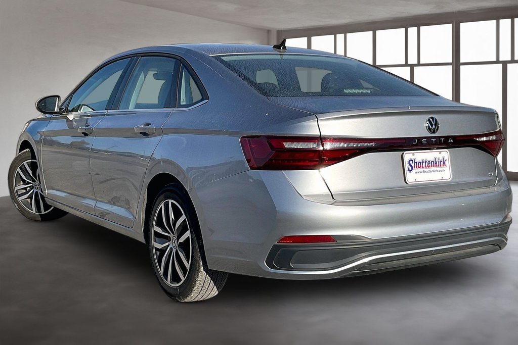 Used 2025 Volkswagen Jetta SE FWD image 4