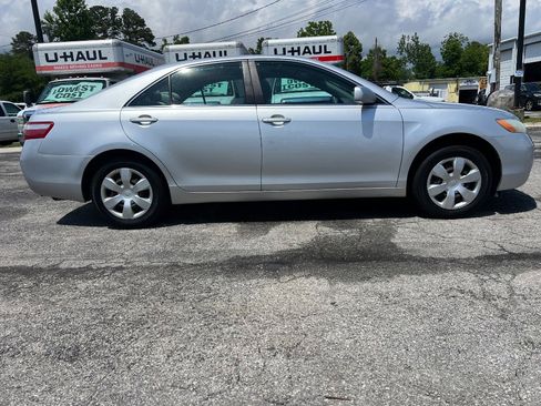 Used 2009 Toyota Camry LE FWD image 2