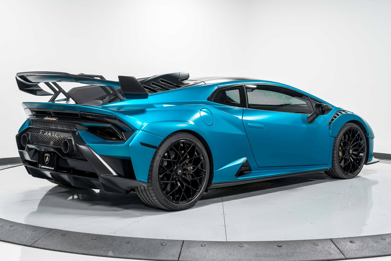 Used 2022 Lamborghini Huracan STO RWD image 3