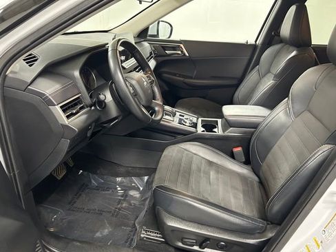 Used 2024 Mitsubishi Outlander AWD image 13