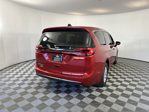 Used 2025 Chrysler Pacifica Select image 11