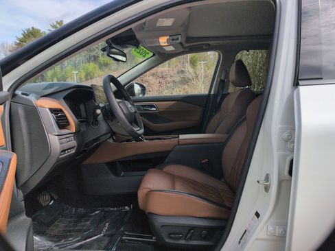 Used 2025 Nissan Rogue Platinum w/ Tech Package image 12