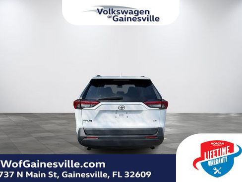 Used 2021 Toyota RAV4 LE FWD image 5