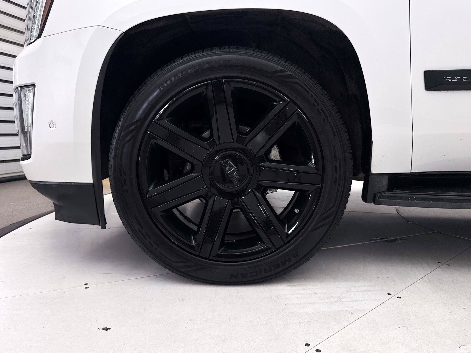 Used 2017 Cadillac Escalade ESV Luxury AWD/4WD image 4