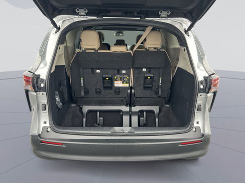 Used 2023 Toyota Sienna XLE image 26