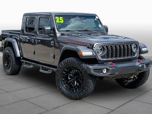 Used 2025 Jeep Gladiator Rubicon w/ Convenience Group AWD/4WD image 3