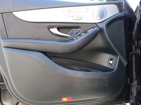 Used 2019 Mercedes-Benz GLC 300 4MATIC w/ Premium Package image 12