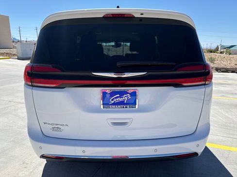Used 2023 Chrysler Pacifica Touring-L FWD image 4