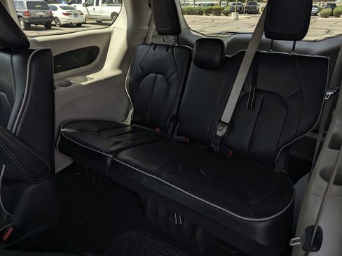 Used 2023 Chrysler Pacifica Limited FWD image 9