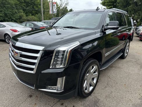 Used 2018 Cadillac Escalade Luxury RWD image 2