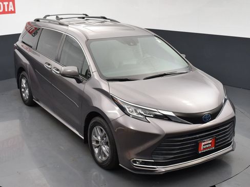 Used 2021 Toyota Sienna XLE FWD image 26