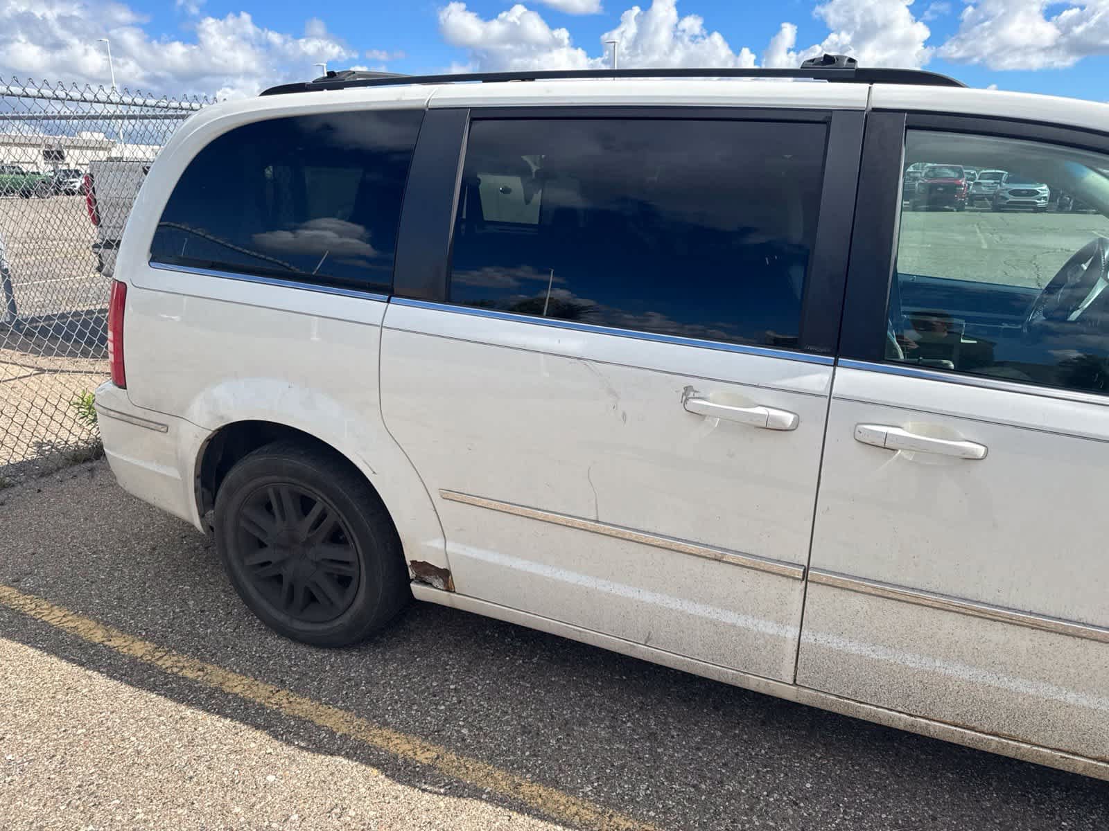 Used 2010 Chrysler Town & Country Touring FWD image 7