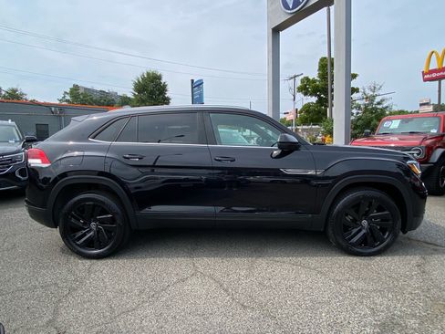 Certified 2023 Volkswagen Atlas Cross Sport SE w/ Black Wheel Package AWD/4WD image 2