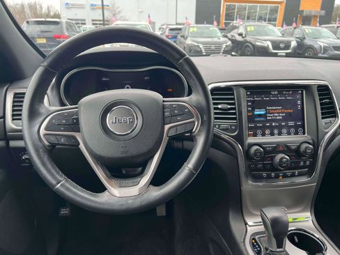 Used 2018 Jeep Grand Cherokee Laredo image 28