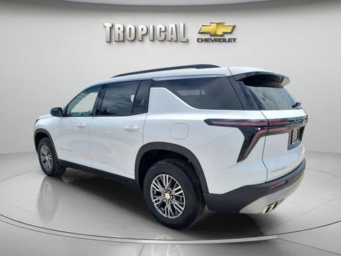 Used 2025 Chevrolet Traverse LT image 3