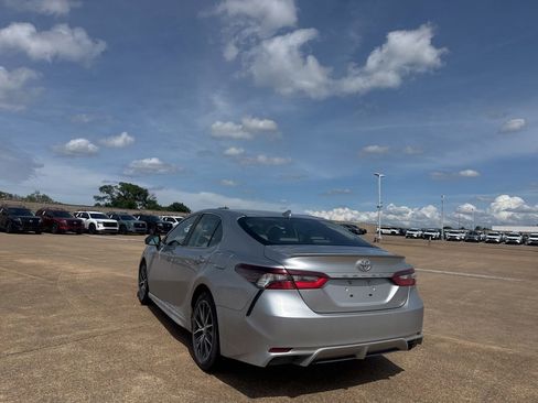 Used 2022 Toyota Camry SE FWD image 16