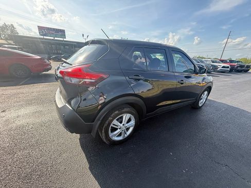 Used 2020 Nissan Kicks S image 3