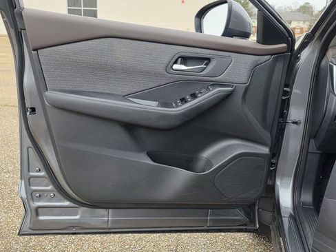 Used 2023 Nissan Rogue SV image 14