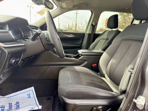 Used 2023 Jeep Grand Cherokee L Laredo image 10