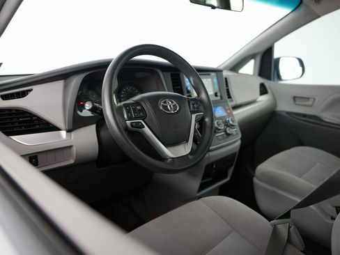 Used 2015 Toyota Sienna L image 6