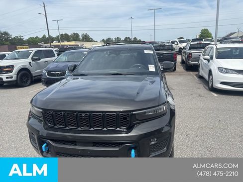 Used 2023 Jeep Grand Cherokee Overland w/ Luxury Tech Group IV AWD/4WD image 3