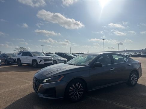 Certified 2025 Nissan Altima 2.5 SV image 9