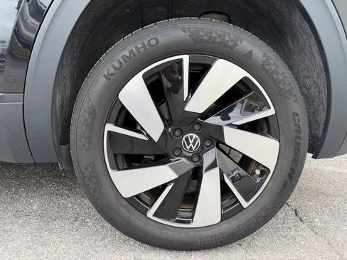 Used 2024 Volkswagen Atlas Cross Sport SE FWD image 12