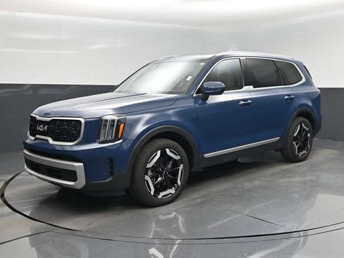 Certified 2024 Kia Telluride EX w/ EX Captain's Chair Package FWD image 22