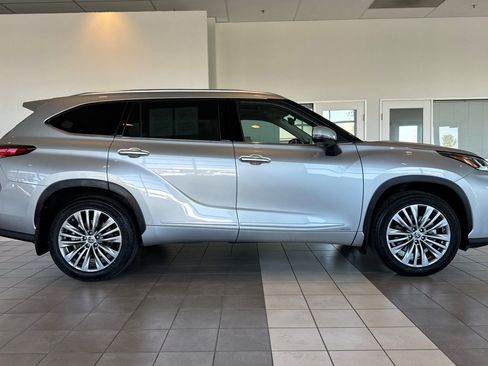 Used 2022 Toyota Highlander Platinum AWD/4WD image 3