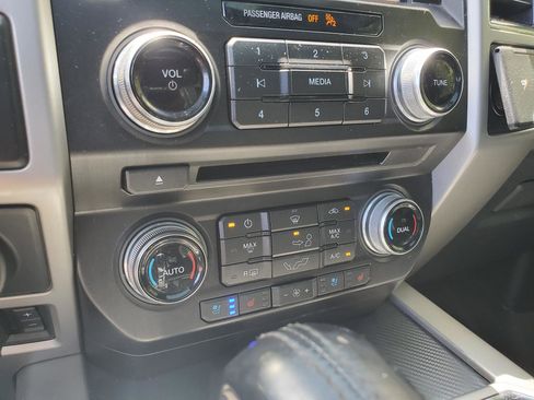 Used 2018 Ford F150 Lariat w/ Equipment Group 502A Luxury AWD/4WD image 29