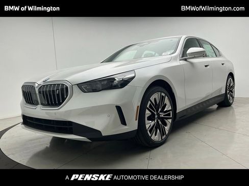 Used 2026 BMW i5 eDrive40 w/ Premium Package RWD image 1