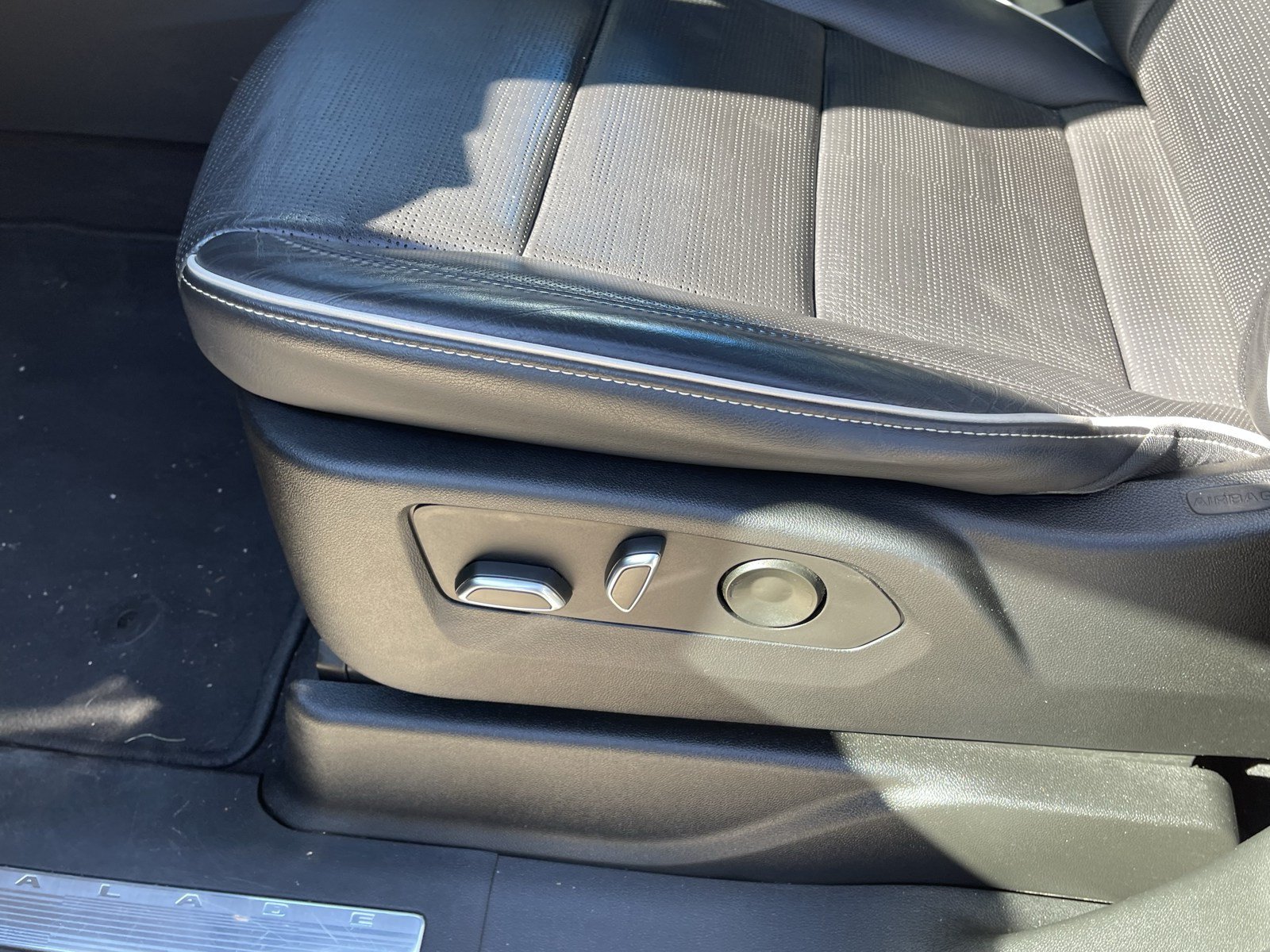 Used 2023 Cadillac Escalade ESV Premium Luxury AWD/4WD image 19