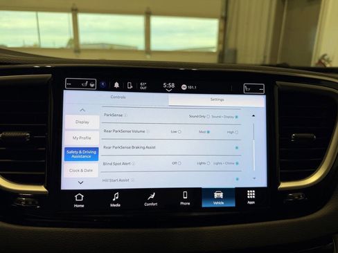 Used 2023 Chrysler Pacifica Touring-L FWD image 28