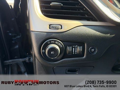 Used 2018 Jeep Cherokee Limited AWD/4WD image 11
